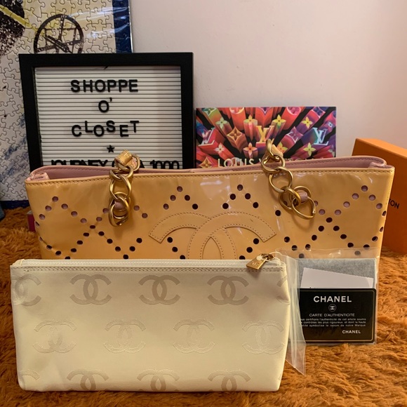 💯 Authentic Chanel Cream Perforated Shopper - Picture 14 of 16